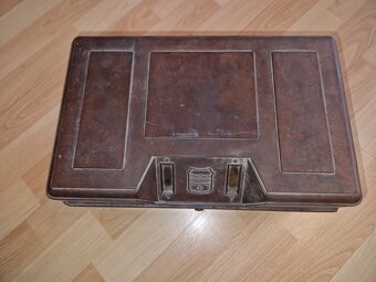 Predám bakelitový kryt na rádio Philips - 2