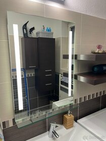 Kúpeľňové nástenné zrkadlo s LED svetlom a policou 60 x 80 c - 2
