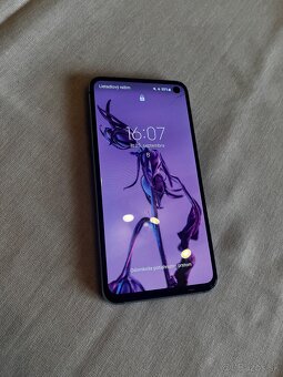 Samsung S10e trochu údretý display - 2