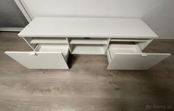 Predám TV skrinku IKEA BYÅS – lesklá biela - 2