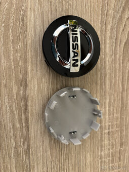 Stredové krytky Nissan priemer 54 mm sivé/čierne - 2