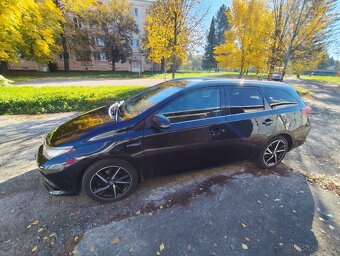 Predám toyoru Auris hybrid Touring sport - 2