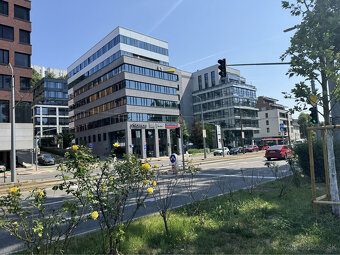 Prenájom samostatného kancelárskeho traktu 407 m² pri nábrež - 2