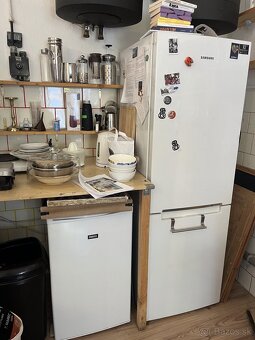 Chladnička, mraznička, chladiaca vitrína, projekčné plátno, - 2