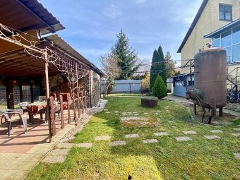 Predám rodinný dom s veľkou záhradou a bazénom - 2