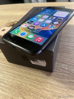 Apple iPhone 8 / 64GB Black / TOP stav - 2