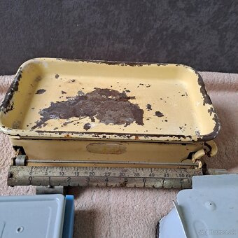 Stará váha 3ks. Cena spolu 30 EUR. Len spolu - 2