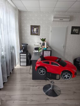Kadernícke kreslo,zrkadlá, umývadlo, skrinky,recepcia - 2