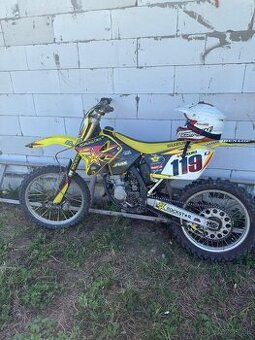 Suzuki rm 125 2T v zábehu - 2