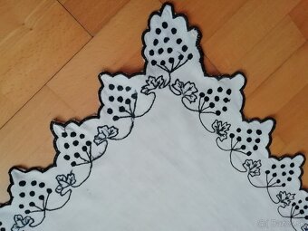 STAROŽITNÝ OBRUS RUČNE VYŠÍVANÝ - 2