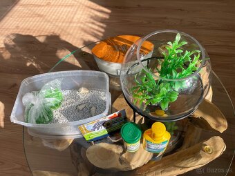 Akvarium +stojan 2x umelé rastlinky , 2.druhy kamienkov potr - 2