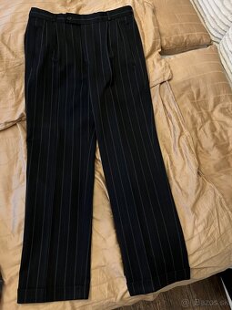 Predám čierny pásikavý oblek - 2