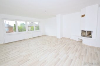Predaj 3i byt s 260 m2 pozemkom, garážou a pivnicou, Bezenye - 2