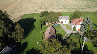 Usadlosť v meste s pozemkom 10.392 m2, 3 domami lesom a cest - 2