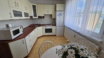 KOMFORTNÝ 4-IZBOVÝ BYT S BALKÓNOM V MESTE SVIDNÍK - 2