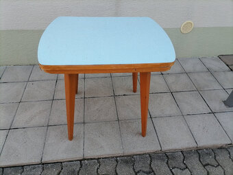 Stolík pod televízor. - 2