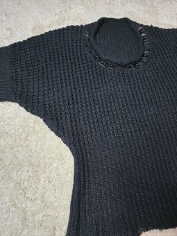 Cierny sveter - 2