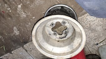 Predám 1 koleso a 1 disk na LTZ 400 . 22x11x10 - 2