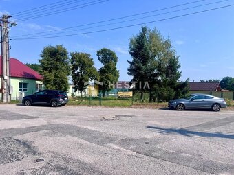 Slnečný rovinatý stavebný pozemok Šajdíkových Humenciach - 2