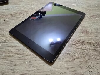 Ipad 7 32gb plnefunkcny na displeji su len jemne skrabanceky - 2