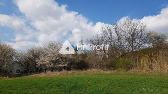 Predám pozemok v Hlohovci 858m2. - 2