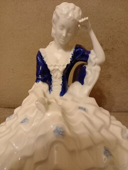 Soska dama s knihou Royal dux - 2