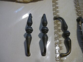 Rustikálne úchytky na nábytok. - 2