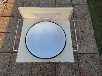 Stary stolik s umyvadlom - 2