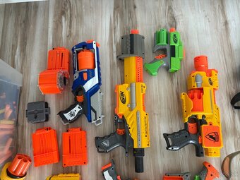Hromada pištolí NERF a príslušenstvo - 2