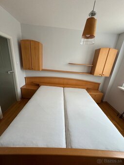 Predám komplet spálňu, posteľ, madrace, skrinky a skrine - 2