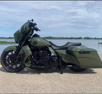 HARLEY DAVIDSON FLHX CUSTOM SPECIAL - 2