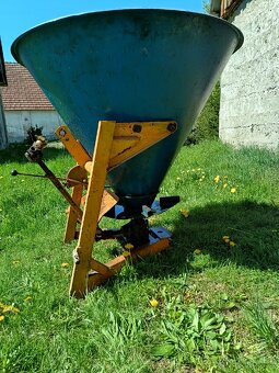 Rozmetadlo hnojiva za traktor. - 2
