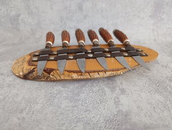 6ks malých nožíku na dřevěné podložce na zavěšení - 2