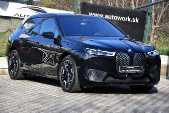 BMW iX xDrive40 PANORAMA ZÁRUKA SR DPH 2023 SOH - 98,5 % - 2