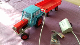 Predám starú hračku traktor Zetor 8011  s vlečkou,červená - 2