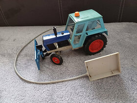 Predám starú hračku traktor Zetor 8011 upravený - 2