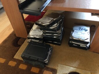 Kopec 3,5" a 2ks 2,5" palcových HDD - 2