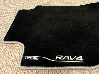 Úplne nové, nepoužité koberce pre Toyotu RAV4 2019 a mladšie - 2