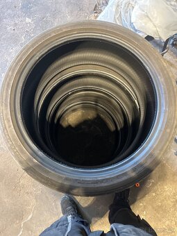 235/40 r19 - 2