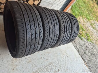 255/35 R19 - 2