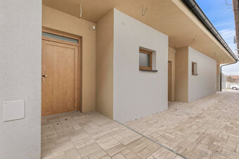 Rodinný dom s dvomi 3 izbovými bytovými jednotkami so záhrad - 2