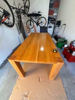 masívny jedálensky stôl so stoličkami - 2