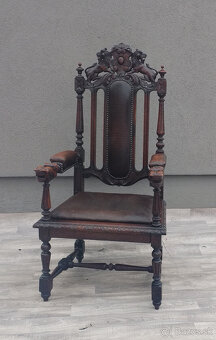 Stolička v štýle viktoriánskej neogotiky. - 2
