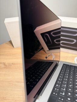 Apple MacBook Pro 16" M3 Pro 18GB / 512GB Strieborný - 2
