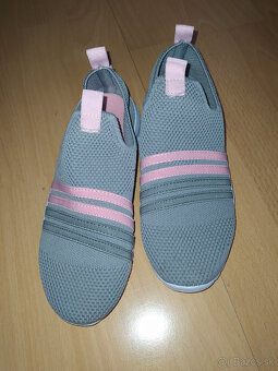 Našuchovacie tenisky v.33 pre dievča - 2