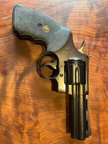 Predam revolver Colt Python - 2