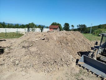 PONUKAM CERSTVO VYKOPANU HLINU ZO ZAHRADY S KAMENIM - 2