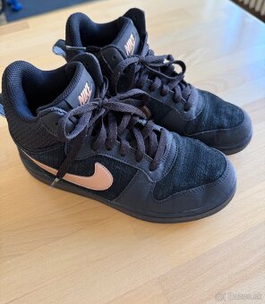 NIKE zlatá/čierna - 37.5 velkost - 2