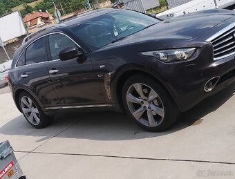 Infiniti QX70S - 2