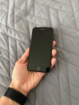iPhone SE (2020) 64GB - Čierna - Neblokovaný - 2